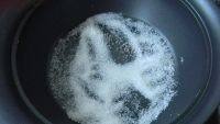 甜度适中的焦糖奶茶做法图解3)