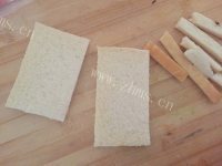美味的培根芝士吐司卷做法图解2)
