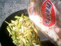 常吃不腻的芹菜炒肉