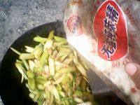 常吃不腻的芹菜炒肉