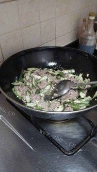 营养丰富的秋葵炒牛肉做法图解7)