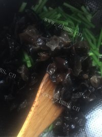 家常菜木耳炒芹菜做法图解7)