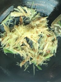 土豆丝莴笋丝炒饼做法图解7)