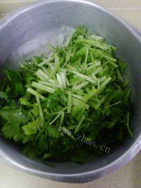 家常菜芹菜炒肉做法图解2)
