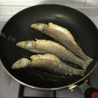美味江支鱼烧雪菜做法图解6)