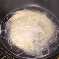 色香味浓的西红柿鸡蛋面做法图解5)