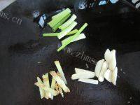 易做的土豆丝炒牛肉做法图解2)