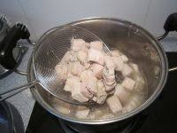 有特色的红烧肉炖土豆做法图解3)