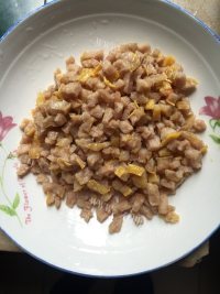 美味的萝卜干炒饭做法图解5)