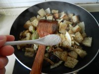 色味俱佳的红烧烤麸做法图解11)