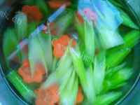 家常菜西芹炒腰果做法图解6)
