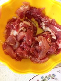 家常菜胡萝卜肉丝做法图解2)