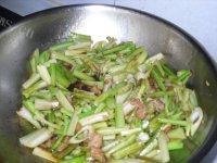 饱满的炒芹菜做法图解6)