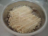味道香醇的油泼金针菇做法图解1)