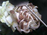 家常菜白菜炒平菇做法图解5)