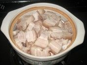 美味的香芋五花肉煲做法图解4)