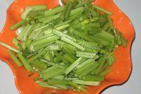 美味的芹菜炒鸡丝做法图解3)
