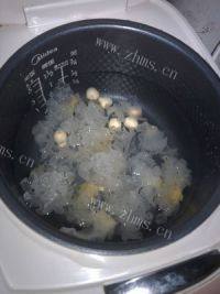 美味早餐银耳红枣莲子羹做法图解3)