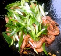 美味香葱爆海虾做法图解8)
