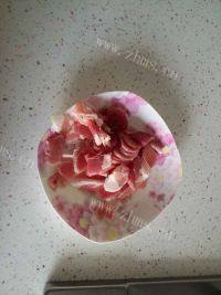 家常菜蒜薹炒肉做法图解2)