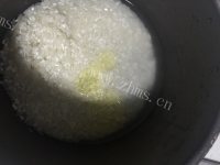 美味的青豆玉米腊肠饭做法图解3)