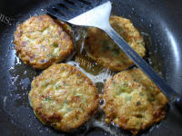 好吃的鸡蛋韭菜鱿鱼饼做法图解5)