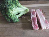 香喷喷的西兰花炒肉做法图解1)