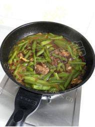 排骨豆角焖面做法图解9)
