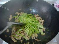家常菜黄花菜炒肉丝做法图解4)
