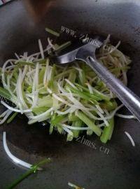 家常菜芹菜炒豆芽做法图解4)