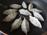 美味的柳叶煎饺做法图解12)