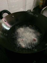 香喷喷的蒜蓉糖醋肉做法图解5)