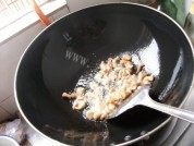 口感丰富的咸鱼鸡粒炒饭做法图解5)