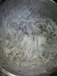 美味的干炸小河虾做法图解3)