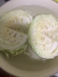 家常卷心菜炒肉做法图解1)