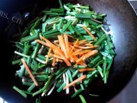 特色美食韭菜炒海肠做法图解5)