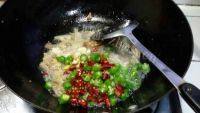 家常菜白菜猪肉炖粉条做法图解8)