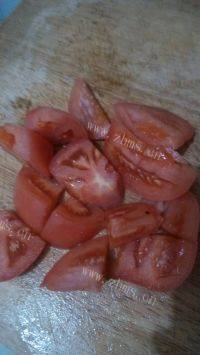 家常菜番茄炒西兰花做法图解2)