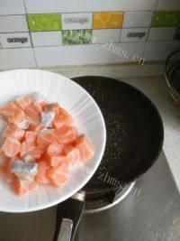 好吃的三文鱼豌豆小炒做法图解4)