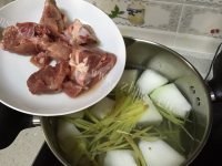 营养的蛤蜊冬瓜排骨汤做法图解2)