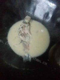 美味的枸杞鲫鱼汤做法图解5)