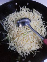 口感好的醋溜土豆丝做法图解6)
