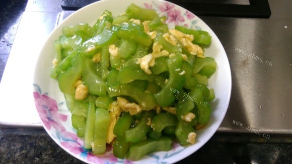 色泽鲜亮的苦瓜炒鸡蛋