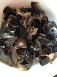 好吃的海参木耳瘦肉汤做法图解1)