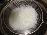 美味的韭菜鸡蛋炒粉丝做法图解3)