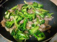 家常菜西兰花炒猪肉做法图解9)