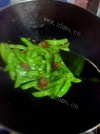 易做的香肠炒荷兰豆做法图解4)