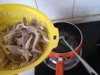 家常菜蘑菇炖肉做法图解6)