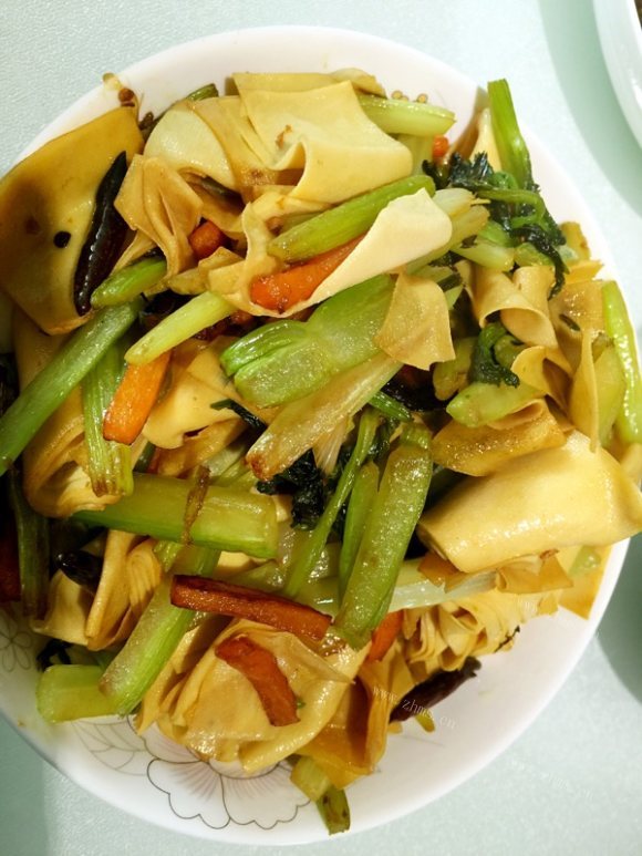 色香味浓的芹菜炒豆皮