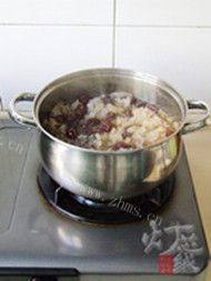 滋补的雪梨银耳红枣汤